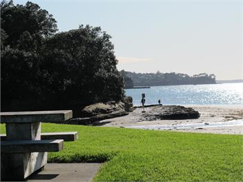 Gem by the Sea 2 Min Walk to Beach & Cafes - Auckland