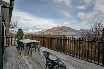 Lake and Mountain Views (Bachcare) - Queenstown