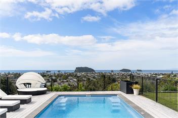 Beverley Hills Studio Apartment - Shared Pool & Spa Pool - Whangamata