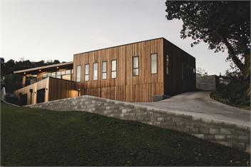 Spacious 4 bedroom city views - Gisborne