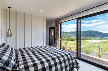 Kinloch Escape - Lake Views and Pool - Taupo