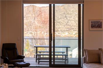 Stylish 2-BR Home, Scenic Balcony, Key Amenities - Queenstown