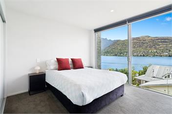 Elegant Lakeview Escape at Battery Hill - Queenstown
