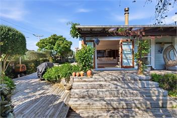 Rustic villa with pool. Fenced house dogs welcome -