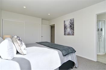 Russley home near the airport, single level with parking - 