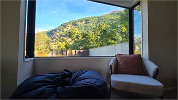 Sunshine Bay Stay | Lake Views & Cosy Fireplace - 
