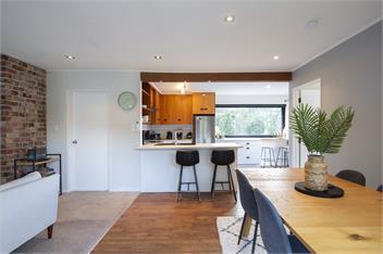 Sunshine Bay Stay | Lake Views & Cosy Fireplace - 