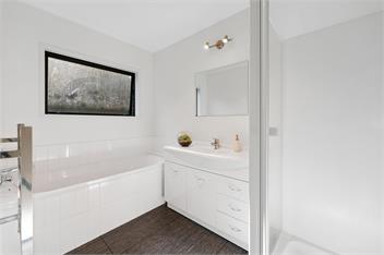 Riverside Retreat - spa pool, table tennis, riverside! - 