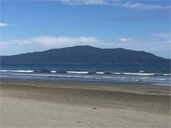 'Olde Beach Villa'  Waikanae. A wonderful ocean-view beach house - Waikanae