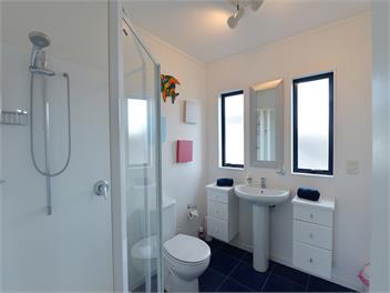 "Three Fishes" Boutique Holiday Home - Coopers Beach