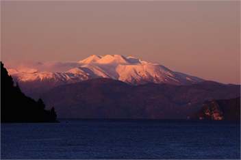 Lakefront , mountain views Holiday Bach - Taupo