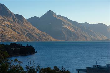 Panorama Dual Level Apartment - Queenstown