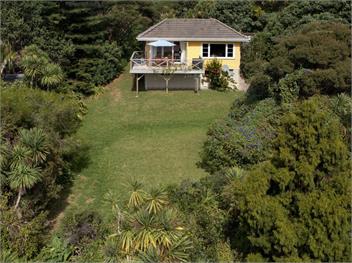Surfer's Sunshine Cottage (Bachcare) - Piha