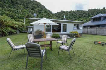 A Much‑Loved Lake Tarawera Family Bach and Jetty – Shared with the Right Guests - Rotorua