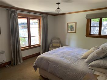 Matukituki House Lake Wanaka 5 bedroom luxury stone cottage holiday home - Wanaka