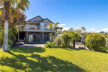 Surfdale Sunspot: Spa Escape Waiheke - Waiheke Island