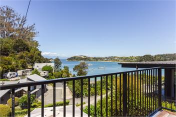 Kaiteriteri Beach House - Renovated & Steps from the Beach - Tasman