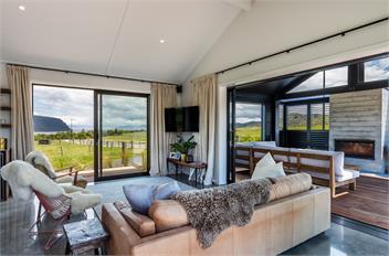 Kinloch Escape - Lake Views and Pool - Taupo