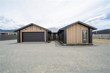 Breaksea Basecamp (Bachcare) - Te Anau
