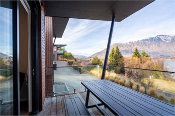 Stylish 2-BR Home, Scenic Balcony, Key Amenities - Queenstown