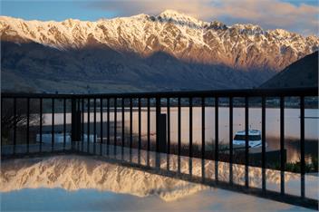 Queenstown Lakefront – 3BR Apt, Balcony & Parking - Queenstown