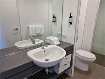 Lakeside Apt: Easy Check-In, Free Parking & Wi-Fi - Queenstown