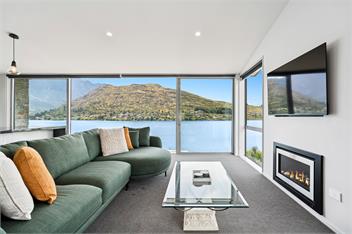 Elegant Lakeview Escape at Battery Hill - Queenstown