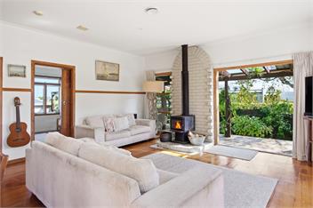 Rustic villa with pool. Fenced house dogs welcome -