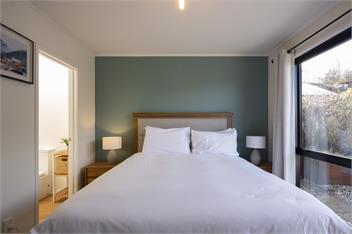 Sunshine Bay Stay | Lake Views & Cosy Fireplace - 