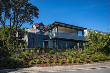 Black House Red Roof (Bachcare) - 