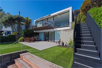 Beachfront Retreat - Architectural & Ocean Views -