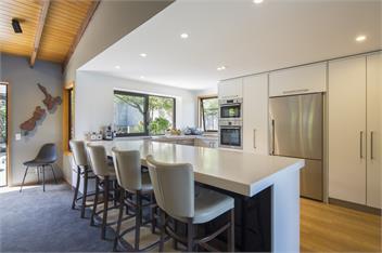 The Bay House - waterfront accommodation with hot tub - Queenstown