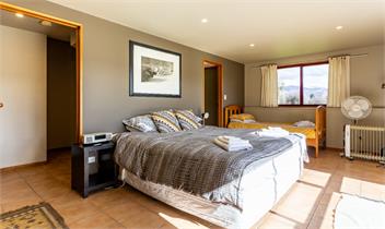 Cornish Point Holiday Home - Cromwell