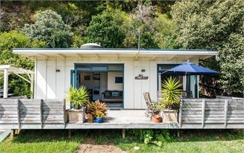 ONETANGI WATERFRONT BACH - Waiheke Island