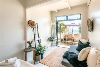 ONETANGI WATERFRONT BACH - Waiheke Island