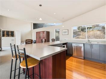 Lake Views on Yewlett (Bachcare) - Queenstown