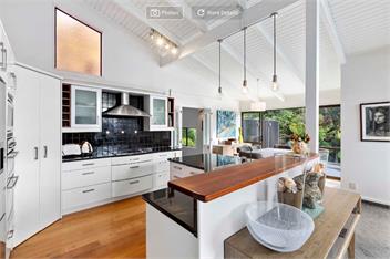Beachside Retreat - Pool. - Auckland