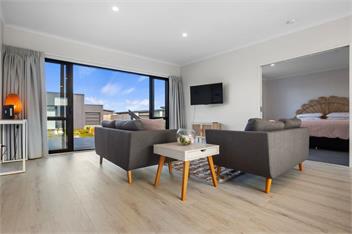 Modern Family Bach (Bachcare) - Waihi