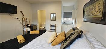 Beverley Hills Studio Apartment - Shared Pool & Spa Pool - Whangamata