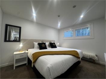 Central Wanaka Lakeview Luxury Apartment - Wanaka