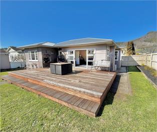 Golden Deck Getaway - Nelson