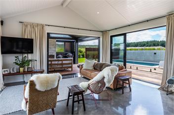 Kinloch Escape - Lake Views and Pool - Taupo