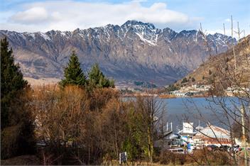 Stylish 2-BR Home, Scenic Balcony, Key Amenities - Queenstown