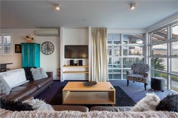 Queenstown Lakefront – 3BR Apt, Balcony & Parking - Queenstown