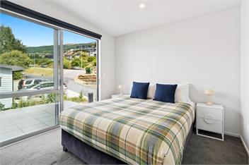 Elegant Lakeview Escape at Battery Hill - Queenstown