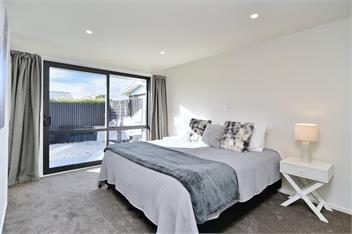 Russley home near the airport, single level with parking - 