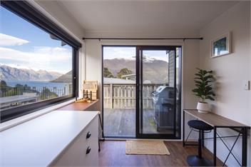 Sunshine Bay Stay | Lake Views & Cosy Fireplace - 