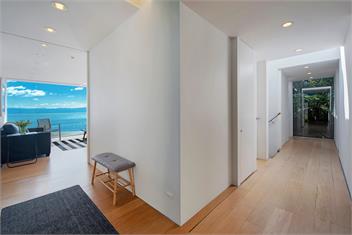 Beachfront Retreat - Architectural & Ocean Views -