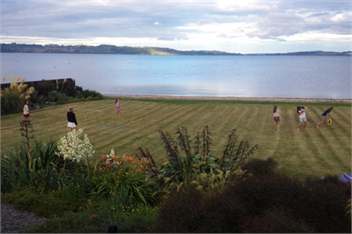 Lounge to Lake - Water's Edge, Lake Rotorua - Rotorua