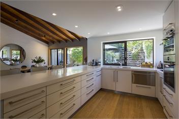 The Bay House - waterfront accommodation with hot tub - Queenstown